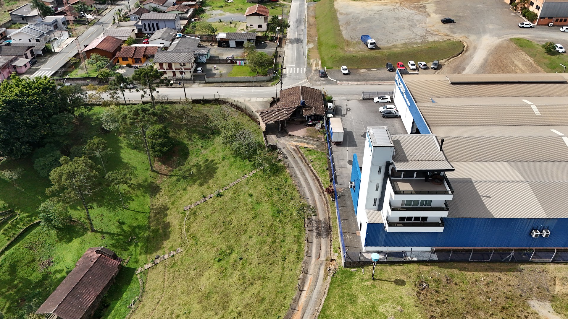 Vias pavimentadas e infraestrutura urbana no entorno do empreendimento
