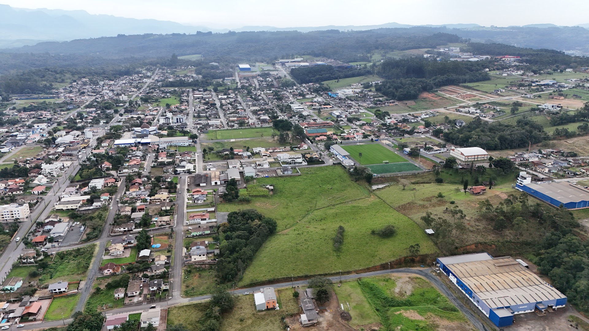 Vista aérea do bairro Caravaggio, em Nova Veneza/SC, com a área do futuro loteamento
