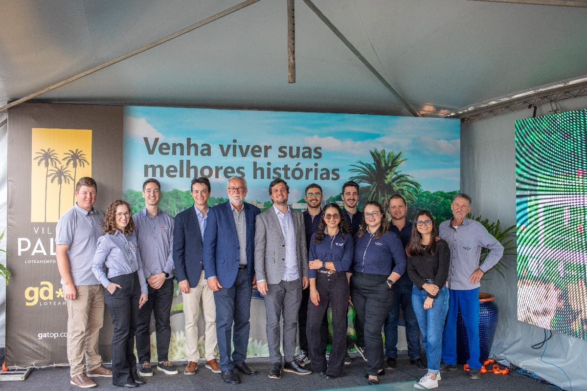 Equipe da GA TOP Urbanismo reunida em evento de lançamento de loteamento